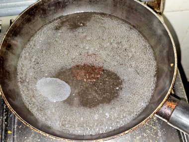 Pişirmeden önce içinde su kaynayan bir tavanın mutfak gereçleri, ya da pişirme amaçlı, ya da temizleme amaçlı, buharla kaynatılmış su, yüksek sıcaklıkta kaynar su.