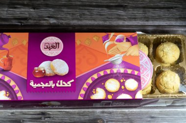 Kahire, Mısır, 28 Mart 2024: Geleneksel Arap kurabiyelerinin el-Fitr bayramını kutlamak için EL Abd Pastanesi yemekleri, Mısır Kahk 'ı genellikle pudra şekeriyle kaplayan