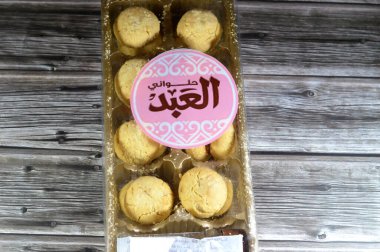 Kahire, Mısır, 28 Mart 2024: Geleneksel Arap kurabiyelerinin el-Fitr bayramını kutlamak için EL Abd Pastanesi yemekleri, Mısır Kahk 'ı genellikle pudra şekeriyle kaplayan