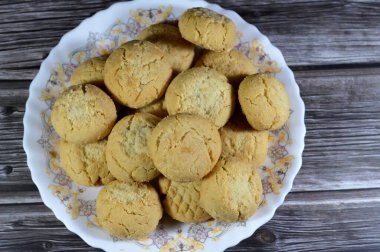 El-Fitr bayramını kutlamak için geleneksel Arap kurabiyeleri, Mısırlı Kahk genellikle pudra şekerle kaplanmış ve fındık, fındık, ajamiya, ceviz ve Malban ile doldurulmuş.