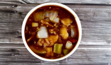 Çin yemeği, geleneksel Çin tavuk mutfağı soya soslu ızgara tavuk parçaları, dolma biber ve biber, soğan ve baharat, genellikle pirinç veya soya soslu erişte ile servis edilir.