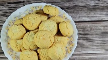 El-Fitr bayramını kutlamak için geleneksel Arap kurabiyeleri, Mısırlı Kahk genellikle pudra şekerle kaplanmış ve fındık, fındık, ajamiya, ceviz ve Malban ile doldurulmuş.