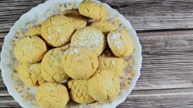 El-Fitr bayramını kutlamak için geleneksel Arap kurabiyeleri, Mısırlı Kahk genellikle pudra şekerle kaplanmış ve fındık, fındık, ajamiya, ceviz ve Malban ile doldurulmuş.