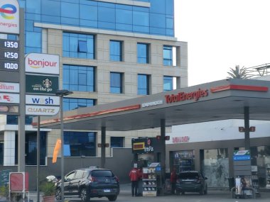 Kahire, Mısır, 29 Mart 2024: Total Enerjiler doğalgaz ve petrol istasyonu, TotalEnerjiler SE, 1924 yılında kurulan çok uluslu bir enerji ve petrol şirketidir.