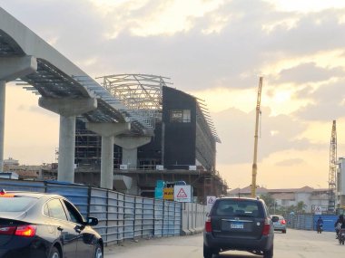 Kahire, Mısır, 29 Mart 2024: Yapım aşamasında olan bir tek raylı istasyon alanı, iskeleler ve vinçlerle, Kahire tek raylı sistemi, şu anda yapım aşamasında olan iki hatlı tek hatlı hızlı ulaşım sistemidir.