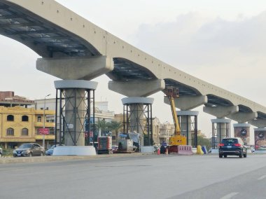 Kahire, Mısır, 29 Mart 2024: Orascom şirketi tarafından Yeni Kahire şehrinde kolonları ve rayları olan, hızlı ulaşım sistemi olan, en uzun tek raylı şöför, en az raylı raylı sistem olan Kahire 'de inşa ediliyor.