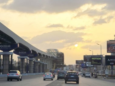 Kahire, Mısır, 29 Mart 2024: Yapım aşamasında olan bir tek raylı istasyon alanı, iskeleler ve vinçlerle, Kahire tek raylı sistemi, şu anda yapım aşamasında olan iki hatlı tek hatlı hızlı ulaşım sistemidir.