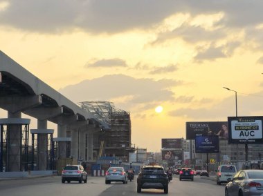 Kahire, Mısır, 29 Mart 2024: Yapım aşamasında olan bir tek raylı istasyon alanı, iskeleler ve vinçlerle, Kahire tek raylı sistemi, şu anda yapım aşamasında olan iki hatlı tek hatlı hızlı ulaşım sistemidir.