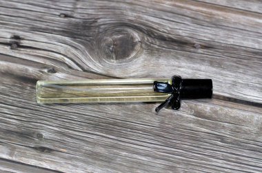 Parfüm, insan vücuduna iyi ve iyi bir koku vermek için genellikle sıvı formda olan parfüm, parfüm (parfüm), parfüm (parfüm) ve parfüm (parfüm) karışımı.