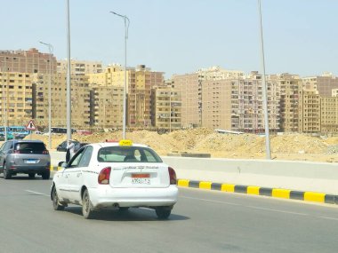 Kahire, Mısır, 31 Mart 2024: Kahire, 2010 'ların başında tanıtılan ve bir şirket tarafından değil, bireyler tarafından işletilen beyaz bir Kahire taksisi ile hizmet vermektedir.