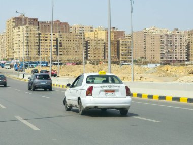 Kahire, Mısır, 31 Mart 2024: Kahire, 2010 'ların başında tanıtılan ve bir şirket tarafından değil, bireyler tarafından işletilen beyaz bir Kahire taksisi ile hizmet vermektedir.