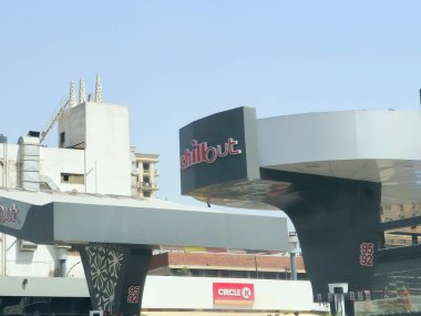 Kahire, Mısır, 31 Mart 2024: Soğutma benzini ve petrol istasyonu, Nasr şehrinde bir benzin istasyonu, istasyonun içinde mağazalar ve restoranlar, Circle K, Chillout Tayaran Caddesi Kahire