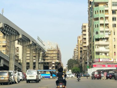 Kahire, Mısır, 31 Mart 2024: Yapım aşamasında olan bir tek raylı istasyon sitesi, iskele ve vinçle, Kahire tek raylı tek hatlı hızlı ulaşım sistemidir.