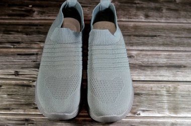 Kahire, Mısır, Nisan 12024: kadın günlük gri ayakkabılar, ayakkabı insan ayağını korumak ve rahatlatmak için tasarlanmış bir ayakkabı, ayakkabılar farklı tasarım ve şekillere sahiptir.