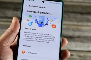 Kahire, Mısır, Nisan 12024: Samsung Flagship cep telefonları için Samsung yazılım güncellemesi, Galaxy AI One UI 6.1 güncellemesi, güvenlik ve yama güncellemeleri ve yapay zeka, S23 ultra telefon