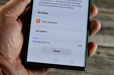Kahire, Mısır, Nisan 12024: Samsung Flagship cep telefonları için Samsung yazılım güncellemesi, Galaxy AI One UI 6.1 güncellemesi, güvenlik ve yama güncellemeleri ve yapay zeka, S23 ultra telefon