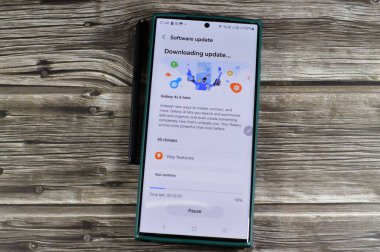 Kahire, Mısır, Nisan 12024: Samsung Flagship cep telefonları için Samsung yazılım güncellemesi, Galaxy AI One UI 6.1 güncellemesi, güvenlik ve yama güncellemeleri ve yapay zeka, S23 ultra telefon