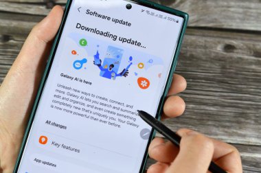 Kahire, Mısır, Nisan 12024: Samsung Flagship cep telefonları için Samsung yazılım güncellemesi, Galaxy AI One UI 6.1 güncellemesi, güvenlik ve yama güncellemeleri ve yapay zeka, S23 ultra telefon