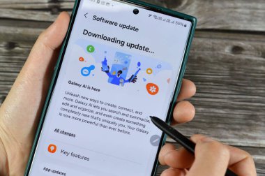 Kahire, Mısır, Nisan 12024: Samsung Flagship cep telefonları için Samsung yazılım güncellemesi, Galaxy AI One UI 6.1 güncellemesi, güvenlik ve yama güncellemeleri ve yapay zeka, S23 ultra telefon