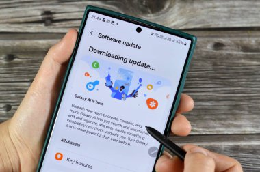 Kahire, Mısır, Nisan 12024: Samsung Flagship cep telefonları için Samsung yazılım güncellemesi, Galaxy AI One UI 6.1 güncellemesi, güvenlik ve yama güncellemeleri ve yapay zeka, S23 ultra telefon