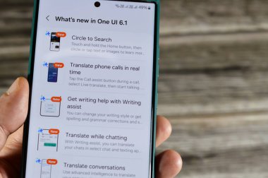 Kahire, Mısır, Nisan 12024: Samsung Flagship cep telefonları için Samsung yazılım güncellemesi, Galaxy AI One UI 6.1 güncellemesi, güvenlik ve yama güncellemeleri ve yapay zeka, S23 ultra telefon