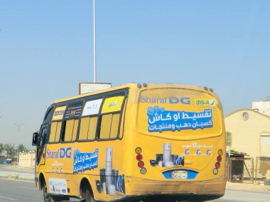 Kahire, Mısır, 4 Nisan 2024: Yolcular, minibüs, mikrootobüs veya minibus için Kahire ulaşım araçları, bir minivandan daha fazla insan taşımak üzere tasarlanmış yolcu taşıyan bir motorlu araç