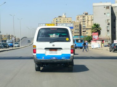 Kahire, Mısır, 4 Nisan 2024: Yolcular, minibüs, mikrootobüs veya minibus için Kahire ulaşım araçları, bir minivandan daha fazla insan taşımak üzere tasarlanmış yolcu taşıyan bir motorlu araç