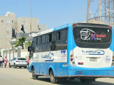 Kahire, Mısır, 4 Nisan 2024: Yolcular, minibüs, mikrootobüs veya minibus için Kahire ulaşım araçları, bir minivandan daha fazla insan taşımak üzere tasarlanmış yolcu taşıyan bir motorlu araç