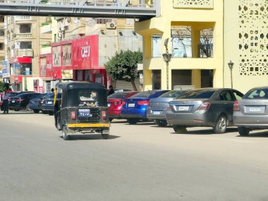 Kahire, Mısır, 4 Nisan 2024: oto rickshaw, bebek taksi, mototaxi, güvercin, jonnybee, bajaj, chand gari, lapa, tuk-tuk, tum-tum, Keke-napep, Maruwa, 3wheel, pragya, bao-bao, kolay bisiklet, cng ve tukxi
