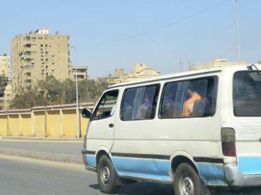 Kahire, Mısır, 4 Nisan 2024: Yolcular, minibüs, mikrootobüs veya minibus için Kahire ulaşım araçları, bir minivandan daha fazla insan taşımak üzere tasarlanmış yolcu taşıyan bir motorlu araç