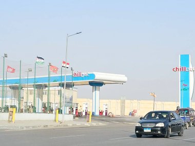 Kahire, Mısır, 2 Nisan 2024: Kahire 'de Gehan Al Saddat ekseninde güzel bir tasarıma sahip soğutucu gaz ve petrol istasyonu, bir restoran, Master ve istasyon içinde bir pazar, seçici bir odaklanma