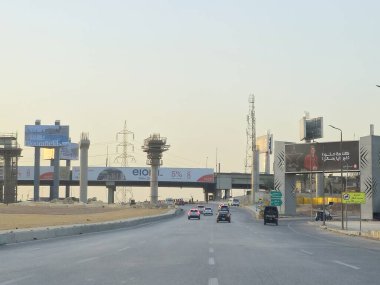 Giza, Mısır, 2 Nisan 2024: Giza tek raylı alanı, Arap müteahhitler tarafından 26 Temmuz ekseni ve rayları ile yapım aşamasında, hızlı ulaşım sistemi, en uzun tek raylı şöför