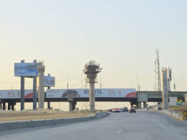 Giza, Mısır, 2 Nisan 2024: Giza tek raylı alanı, Arap müteahhitler tarafından 26 Temmuz ekseni ve rayları ile yapım aşamasında, hızlı ulaşım sistemi, en uzun tek raylı şöför