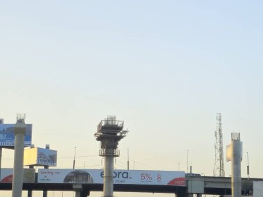 Giza, Mısır, 2 Nisan 2024: Giza tek raylı alanı, Arap müteahhitler tarafından 26 Temmuz ekseni ve rayları ile yapım aşamasında, hızlı ulaşım sistemi, en uzun tek raylı şöför