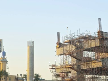 Giza, Mısır, 2 Nisan 2024: Giza tek raylı alanı, Arap müteahhitler tarafından 26 Temmuz ekseni ve rayları ile yapım aşamasında, hızlı ulaşım sistemi, en uzun tek raylı şöför