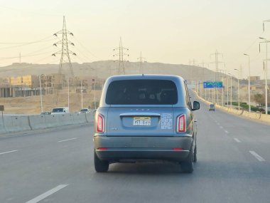 Giza, Mısır, 2 Nisan 2024: LEVC London Electric Vehicle Company Car, London Cab of Egypt, The LEVC TX, TX5, İngiliz ticari araç üreticisi Londra tarafından üretilen bir amaç için yapılmış bir Hackney wagon.
