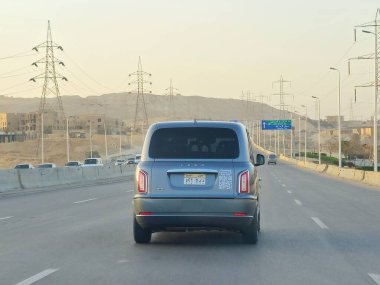 Giza, Mısır, 2 Nisan 2024: LEVC London Electric Vehicle Company Car, London Cab of Egypt, The LEVC TX, TX5, İngiliz ticari araç üreticisi Londra tarafından üretilen bir amaç için yapılmış bir Hackney wagon.