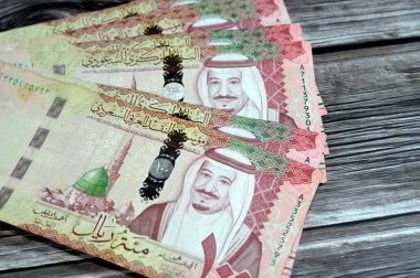 Suudi Arabistan 100 riyali, Suudi riyali Suudi Arabistan, Suudi Krallığı 'nın 100 riyali ve Kral Salman Bin Abdulaziz ve Madinah Prophet Camii' nin fotoğraflarının yer aldığı para birimidir.