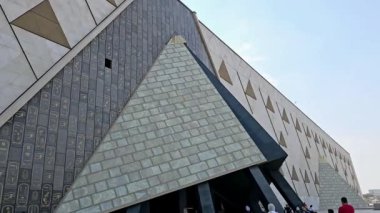 Giza, Mısır, 13 Nisan 2024: GEM 'in dış görünüşü Büyük Mısır Müzesi, Giza Müzesi, Mısır' ın dünyaya hediyesi, dünyanın en büyük arkeoloji müzesi, Giza piramit kompleksi yakınlarında.