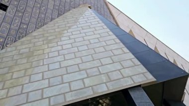 Giza, Mısır, 13 Nisan 2024: GEM 'in dış görünüşü Büyük Mısır Müzesi, Giza Müzesi, Mısır' ın dünyaya hediyesi, dünyanın en büyük arkeoloji müzesi, Giza piramit kompleksi yakınlarında.
