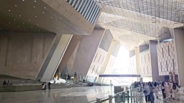 Giza, Mısır, 13 Nisan 2024: Büyük Mısır Müzesi 'nin İçi, Giza, Mısır' da Giza piramit kompleksi yakınında inşa edilen bir arkeoloji müzesi, Giza Antik Mısır Müzesi