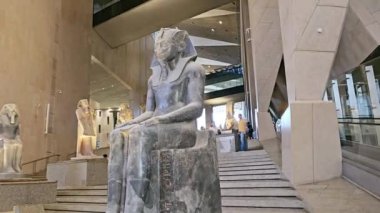 Giza, Mısır, 13 Nisan 2024: Büyük Mısır Müzesi 'nin İçi, Giza, Mısır' da Giza piramit kompleksi yakınında inşa edilen bir arkeoloji müzesi, Giza Antik Mısır Müzesi