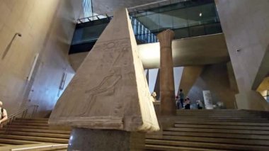 Giza, Mısır, 13 Nisan 2024: Büyük Mısır Müzesi 'nin içindeki anıtlar GEM, Giza Müzesi, Mısır' ın dünyaya hediyesi, dünyanın en büyük arkeoloji müzesi, Giza piramit kompleksi yakınlarında.