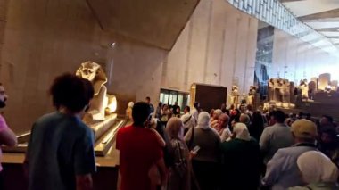 Giza, Mısır, 13 Nisan 2024: Büyük Mısır Müzesi 'nin İçi, Giza, Mısır' da Giza piramit kompleksi yakınında inşa edilen bir arkeoloji müzesi, Giza Antik Mısır Müzesi