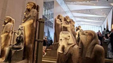 Giza, Mısır, 13 Nisan 2024: Büyük Mısır Müzesi 'nin İçi, Giza, Mısır' da Giza piramit kompleksi yakınında inşa edilen bir arkeoloji müzesi, Giza Antik Mısır Müzesi