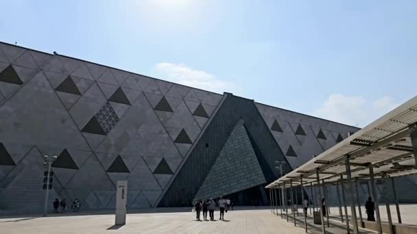 エジプト 2024 Gemの外観ビュー グランドエジプト博物館 ギザ博物館 世界へのエジプトの贈り物 世界最大の考古学博物館 ギザピラミッド複合体に近い — ストック動画