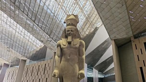 エジプト エジプト 2024年4月13日 ギザのピラミッド複合体 古代エジプトのギザ博物館の近く エジプトのギザで建設中の考古学博物館GemからのラムセスIi — ストック動画