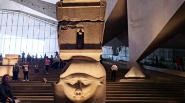 Giza, Mısır, 13 Nisan 2024: Büyük Mısır Müzesi 'nin İçi, Giza, Mısır' da Giza piramit kompleksi yakınında inşa edilen bir arkeoloji müzesi, Giza Antik Mısır Müzesi