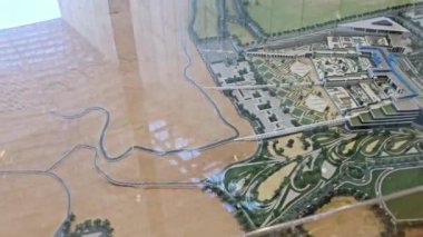 Giza, Mısır, 13 Nisan 2024: Büyük Mısır Müzesi 'nin Macket Modeli GEM, Giza Müzesi, Mısır' ın dünyaya hediyesi, dünyanın en büyük arkeoloji müzesi, Giza piramit kompleksi yakınlarında.