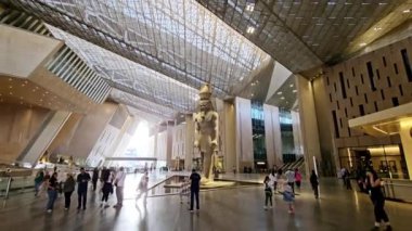 Giza, Mısır, 13 Nisan 2024: Büyük Mısır Müzesi 'nin İçi, Giza, Mısır' da Giza piramit kompleksi yakınında inşa edilen bir arkeoloji müzesi, Giza Antik Mısır Müzesi